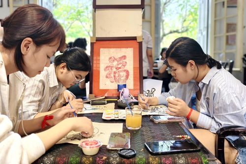Người trẻ 'chạm tay' vào tranh dân gian