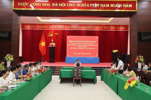 Bí thư Thành ủy Nguyễn Đình Trung tiếp công dân tại xã Phú Lộc