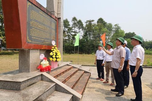 Bí thư Thành ủy Nguyễn Đình Trung dâng hương tại Bia chiến tích Dương Hòa và kiểm tra Hồ Tả Trạch