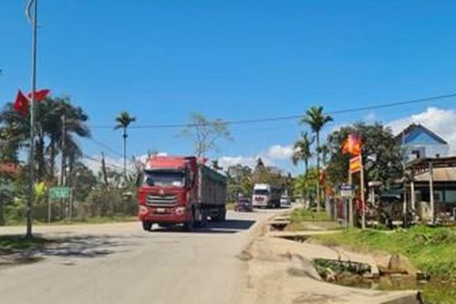 Hoàn tất cắm biển cấm xe theo khung giờ trên Quốc lộ 49