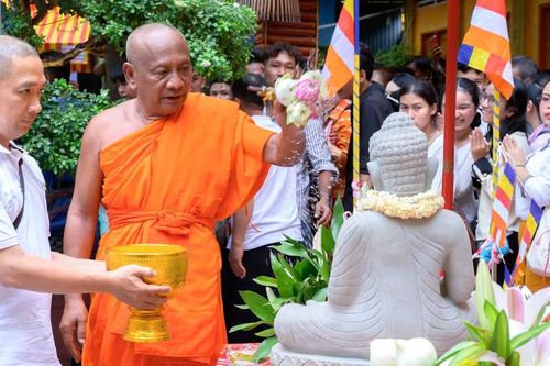 Nghi thức Tắm Phật đón mừng Tết cổ truyền Chôl Chnăm Thmây