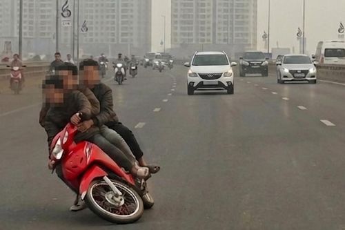 Xe máy chở ba người lạng lách ở làn ô tô, ngã trên cầu Nhật Tân