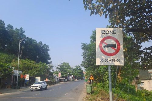 Huế: Hoàn thành cắm biển cấm xe theo khung giờ trên quốc lộ 49