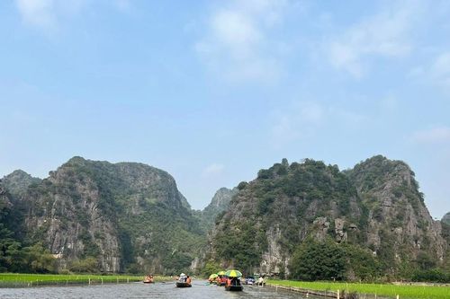Cận ngày nghỉ lễ: Chi phí bay tăng vọt, du lịch gần 'hút khách'