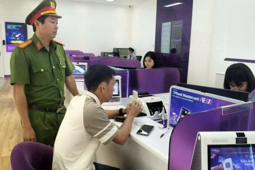 Công an xã hỗ trợ nhận lại 1,2 tỷ đồng tiền chuyển khoản nhầm