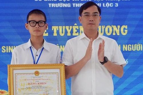 Chủ tịch tỉnh Nghệ An tặng bằng khen cho học sinh dũng cảm cứu 2 người đuối nước