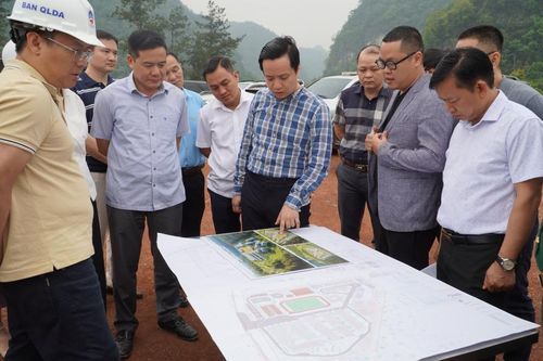 Chủ tịch UBND tỉnh Lê Hải Hòa kiểm tra tiến độ thực hiện các dự án xây dựng trường phổ thông nội trú liên cấp tại các xã biên giới