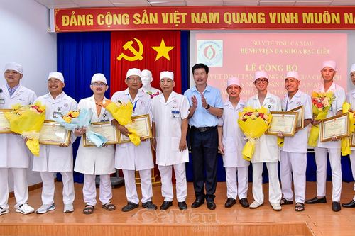 Khen thưởng đột xuất ê kíp cứu sống bệnh nhân thủng tim nguy kịch
