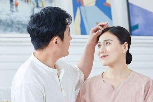 50 tôi, tôi tái hôn, hành động mỗi tối của chồng khiến tôi tan chảy như trở về thanh xuân
