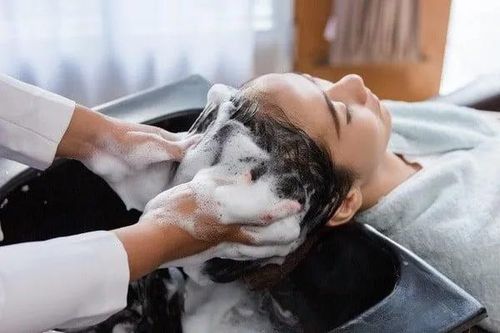 Gội đầu mùa hè: Thói quen tưởng sạch mà khiến tóc nhanh bết, da đầu bí bách hơn