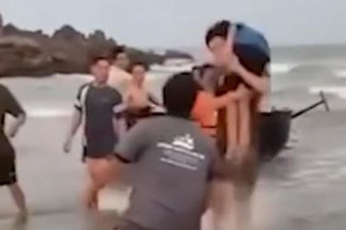 Video cứu hai thiếu niên bị sóng cuốn xa bờ 50m khi tắm biển Cửa Lò
