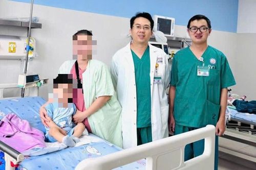 Bé 2 tuổi nguy kịch vì nuốt nhầm hóa chất từ đồ học của anh trai