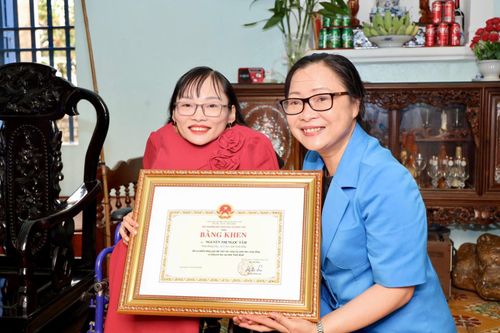 Bộ GD&ĐT trao Bằng khen cho cô giáo 'xương thủy tinh' mở lớp học miễn phí 20 năm