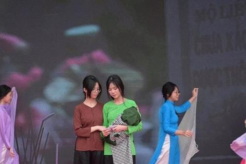 Học sinh Thủ đô lắng đọng với ký ức 81 ngày đêm Thành cổ Quảng Trị