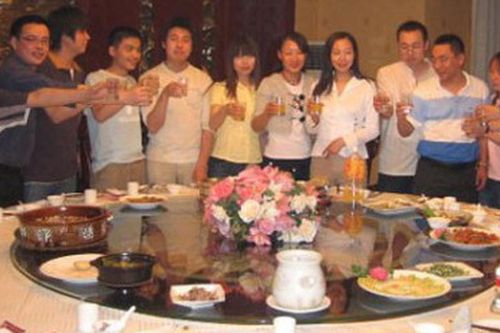 Đi họp lớp với chiếc áo cũ, tôi nhận về lời mỉa mai và bài học đắt giá