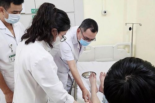 Nam sinh 19 tuổi bị 'bàn chân rủ', dáng đi biến dạng vì 1 thói quen nhiều người Việt đang mắc phải