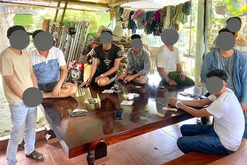 Phát hiện 8 người dùng vỏ hạt dưa đánh bạc