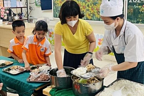 TPHCM siết an toàn thực phẩm bữa ăn học đường trong mùa nắng nóng