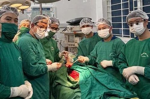 Bệnh viện Hữu nghị Việt Tiệp ứng dụng vi phẫu tái tạo bàn tay dập nát thành công