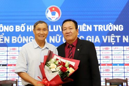 Tân HLV Hoàng Văn Phúc tiết lộ lối chơi và tham vọng cùng tuyển nữ Việt Nam