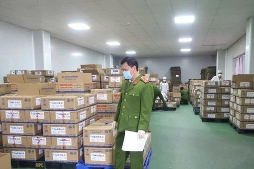 Chi Cục trưởng nhận quà tiền tỷ để xét duyệt hồ sơ đăng ký sữa giả