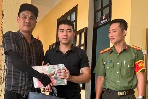 Quảng Trị: Người dân nhờ Công an trả chiếc cặp có 350 triệu đồng cho người đánh rơi