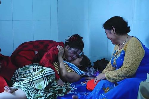 Mẹ nằm giường bệnh trao của hồi môn cho con gái đi lấy chồng