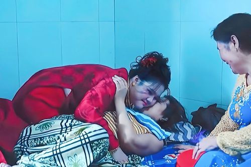 Mẹ trao của hồi môn trên giường bệnh, qua đời sau đám cưới con gái