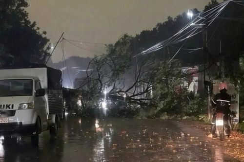 Mưa lớn, trời tối sầm giữa ban ngày ở miền Bắc