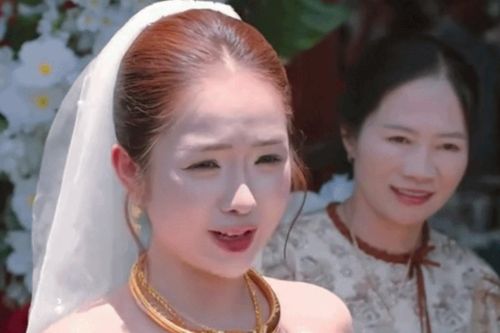 Cô dâu cố nín khóc bằng mẹo chu mỏ gây sốt