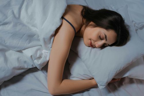 Thói quen lúc ngủ khiến trang sức 'xuống cấp'