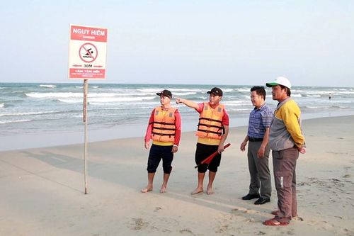 Hút khách mùa nóng, biển Mỹ Khê lo thiếu cứu hộ