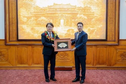 Trao tặng danh hiệu 'Công dân danh dự TP. Huế' cho ông Kang Bong Jun