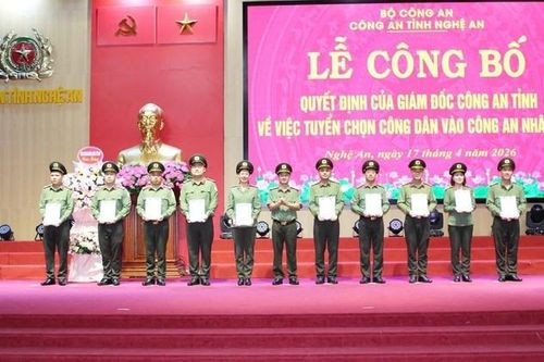 Tiếp nhận 30 nhân viên an ninh hàng không vào lực lượng Công an nhân dân
