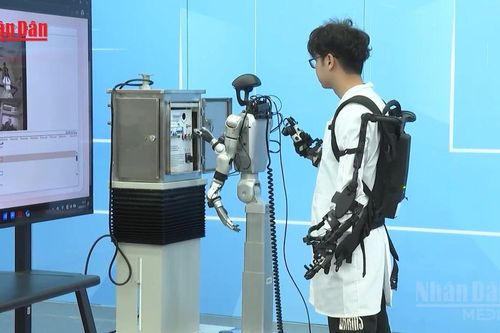 [Video] Trung Quốc phát triển robot thay thế công nhân ngành điện
