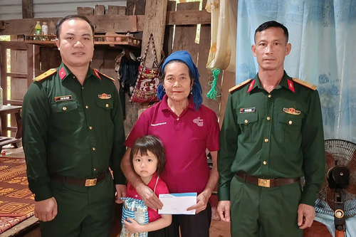 Chi bộ giúp đỡ hộ nghèo ở vùng biên
