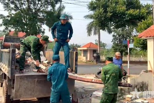 Khắc phục hậu quả lốc xoáy xảy tại xã Lao Bảo (tỉnh Quảng Trị)