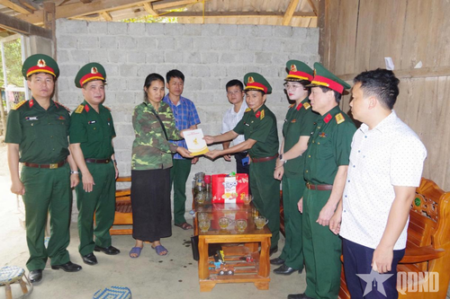 Bộ CHQS tỉnh Điện Biên thăm hỏi gia đình quân nhân dự bị gặp nạn khi chữa cháy rừng