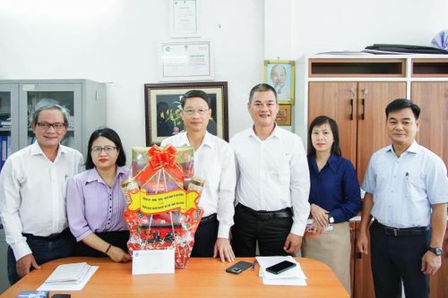 Lãnh đạo Thành ủy Đà Nẵng thăm, tặng quà các đơn vị nhân Ngày Người khuyết tật Việt Nam