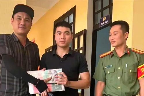 Nhặt được 350 triệu đồng, thanh niên nhờ công an tìm người trả lại