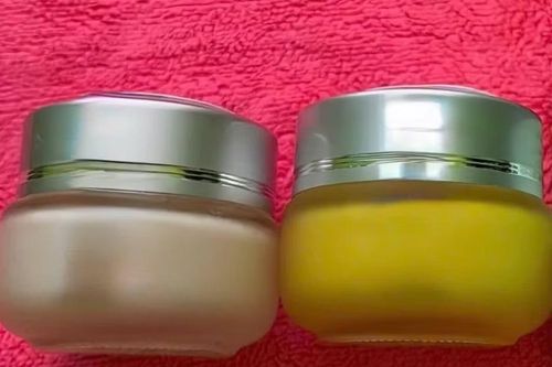 Mặt sưng đỏ vì viêm da tiếp xúc nặng do bôi thuốc không rõ nguồn gốc