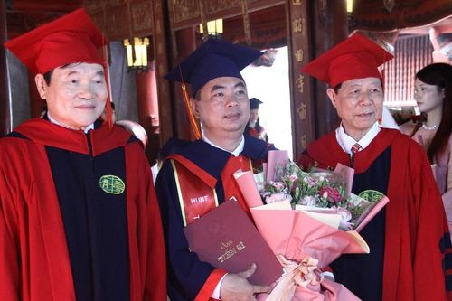 Trao bằng và vinh danh 16 tân tiến sĩ tại Văn Miếu – Quốc Tử Giám