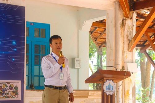 Sinh viên Nha Trang tìm hiểu tranh Đông Hồ trong Ngày hội Sách và Văn hóa đọc