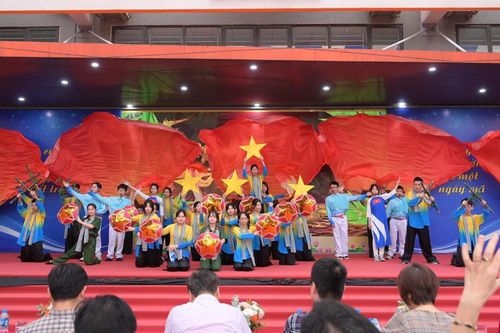 Mưa đỏ gây xúc động mạnh tại Ngày hội sách ở THCS Trần Duy Hưng