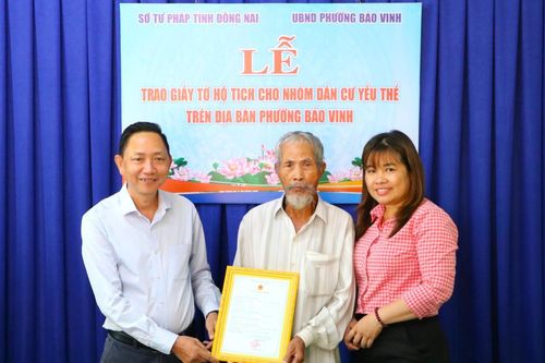 Cụ ông 77 tuổi lần đầu nhận giấy khai sinh