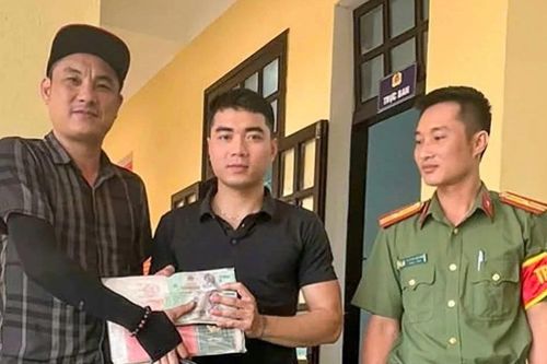 Thanh niên chạy bộ nhặt được chiếc cặp chứa hàng trăm triệu đồng