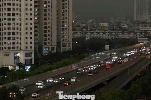 'Đêm ập xuống' giữa ban ngày ở Hà Nội, mây dông bao trùm nội đô
