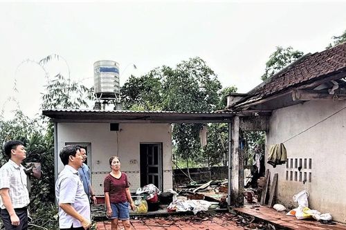 Giông lốc làm tốc mái nhiều nhà dân, sập giàn giáo, gãy đổ cột điện ở Phú Thọ