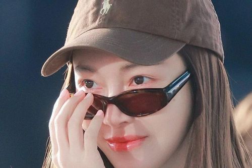 Khán giả vây kín công chúa Kpop tại sân bay Tân Sơn Nhất