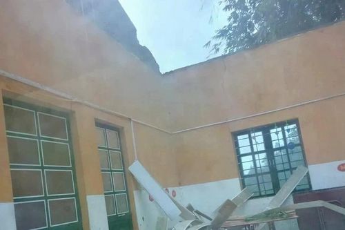 Mưa dông làm 5 người thương vong, hơn nghìn ngôi nhà tốc mái